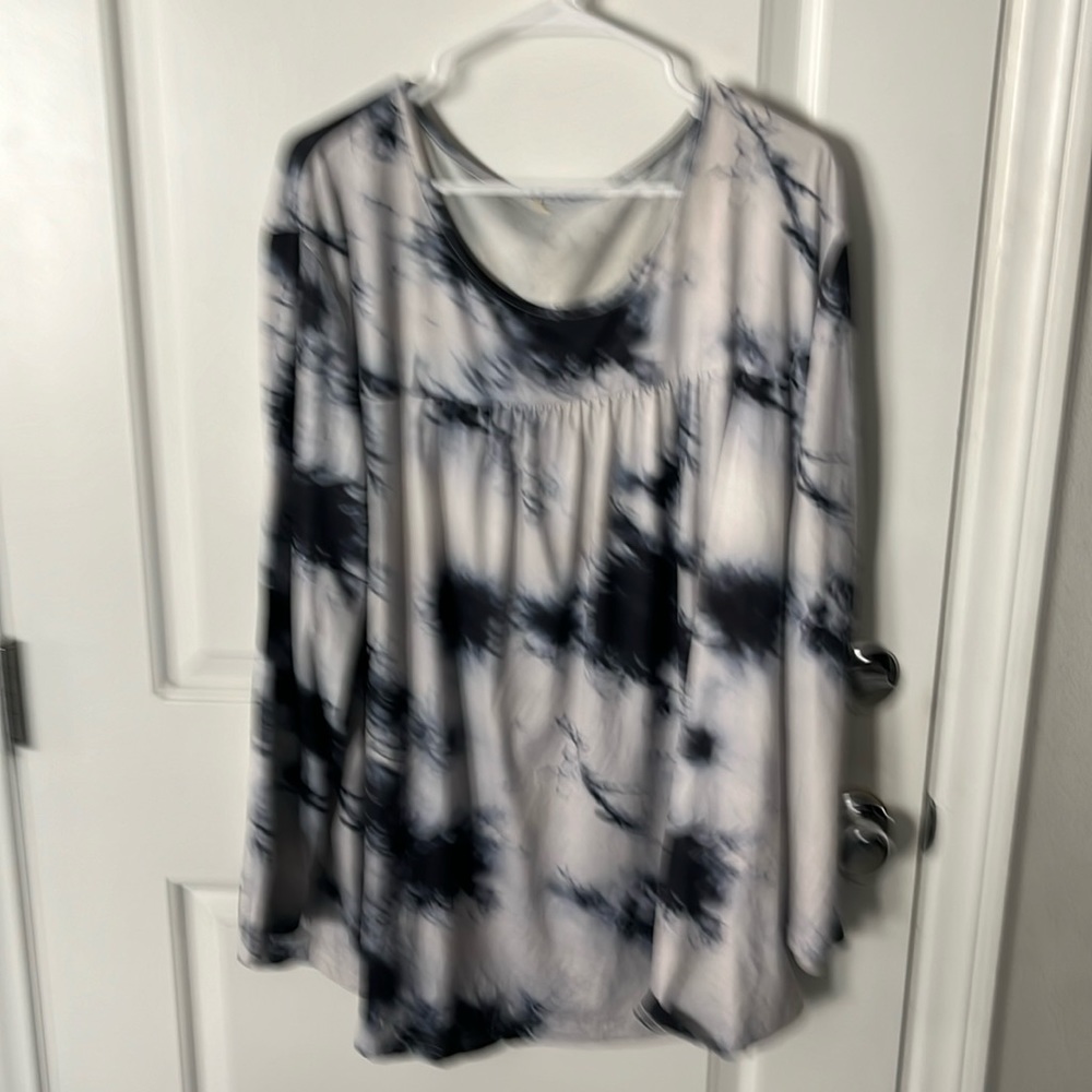 Women’s 24w scoop necked flowy long sleeve tunic top
